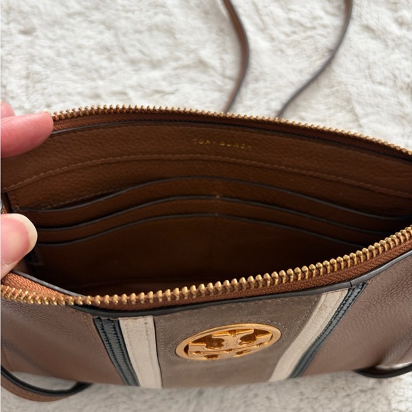Tory Burch Carson Strioe, Brown and Cream Crossbody Bag - Picture 2 of 3